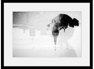 4049009913535 - Bild QUEENCE OVERTHINKING Bilder Gr B H 60 cm x 50 cm Wandbild Frau Querformat grau Kunstdrucke Stadt Nachdenklich gerahmt Frau