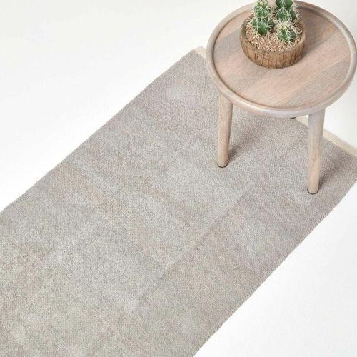 5055967491588 - HOMESCAPES Hellgrauer Chenille-Teppich mit naturfarbenem Rand aus 100% Baumwolle 66 x 200 cm - Hellgrau