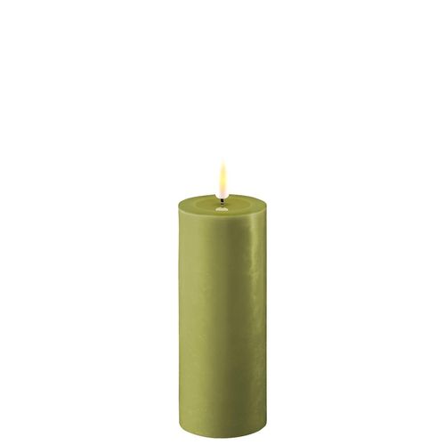 0745110234302 - Deluxe Homeart LED Stumpenkerze Real Flame olive Ø5 x H125cm olive