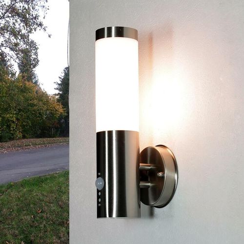 4251254206526 - Licht-erlebnisse - Außenleuchte mit Bewegungsmelder E27 IP44 brighton Wandlampe Haus - Silber (Bilder zeigen Tag & Nachtaufnahmen)