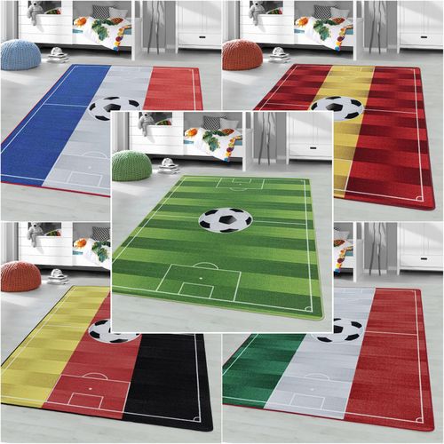 4053659047403 - Kinderteppich Fußball Fußballfeld mit Flaggen Motiv Höhe 9 mm Ökotex Standard