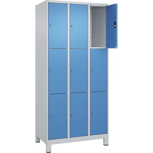 4066681681095 - 3er-Schließfachschrank Classic PLUS 3 Abteile lichtgrau lichtblau B 900 mm 9 Fächer mit Füßen C+P 4066681681095 - 3er-Schließfachschrank Classic PLUS 3 Abteile lichtgrau lichtblau B 900 mm 9 Fächer mit Füßen C+P