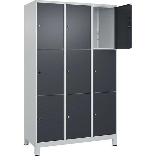 4066681681583 - 3er-Schließfachschrank Classic PLUS 3 Abteile lichtgrau   grau B 1200 mm 9 Fächer mit Füßen