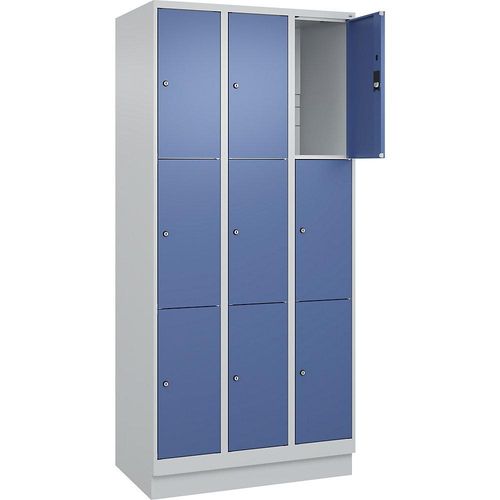 4066681684256 - 3er-Schließfachschrank Classic PLUS 3 Abteile lichtgrau fernblau B 900 mm 9 Fächer mit Bodensockel C+P 4066681684256 - 3er-Schließfachschrank Classic PLUS 3 Abteile lichtgrau fernblau B 900 mm 9 Fächer mit Bodensockel C+P