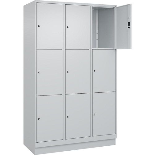 4066681684744 - 3er-Schließfachschrank Classic PLUS 3 Abteile lichtgrau B 1200 mm 9 Fächer mit Bodensockel C+P
