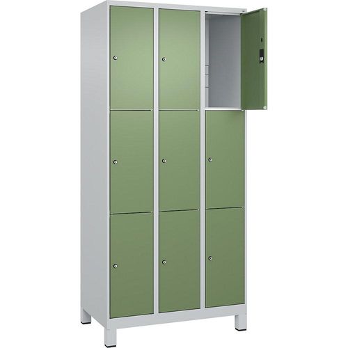4066681681118 - 3er-Schließfachschrank Classic PLUS 3 Abteile lichtgrau   resedagrün B 900 mm 9 Fächer mit Füßen C+P