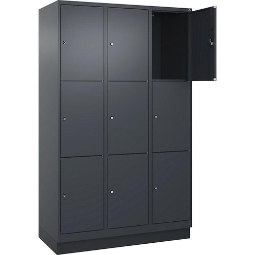 4068192026624 - 3er-Schließfachschrank Evolo PLUS 3 Abteile grau B 1200 mm 9 Fächer mit Bodensockel Zylinderschloss