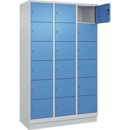 4068192027348 - 6er-Schließfachschrank Evolo PLUS 3 Abteile lichtgrau lichtblau B 1200 mm 18 Fächer mit Bodensockel Zylinderschloss 4068192027348 - 6er-Schließfachschrank Evolo PLUS 3 Abteile lichtgrau lichtblau B 1200 mm 18 Fächer mit Bodensockel Zylinderschloss