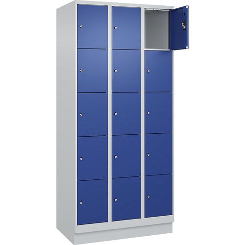 4068192025801 - 5er-Schließfachschrank Evolo PLUS 3 Abteile lichtgrau enzianblau B 900 mm 15 Fächer mit Bodensockel Zylinderschloss 4068192025801 - 5er-Schließfachschrank Evolo PLUS 3 Abteile lichtgrau enzianblau B 900 mm 15 Fächer mit Bodensockel Zylinderschloss