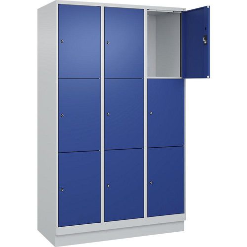 4068192026525 - 3er-Schließfachschrank Evolo PLUS 3 Abteile lichtgrau enzianblau B 1200 mm 9 Fächer mit Bodensockel Zylinderschloss 4068192026525 - 3er-Schließfachschrank Evolo PLUS 3 Abteile lichtgrau enzianblau B 1200 mm 9 Fächer mit Bodensockel Zylinderschloss