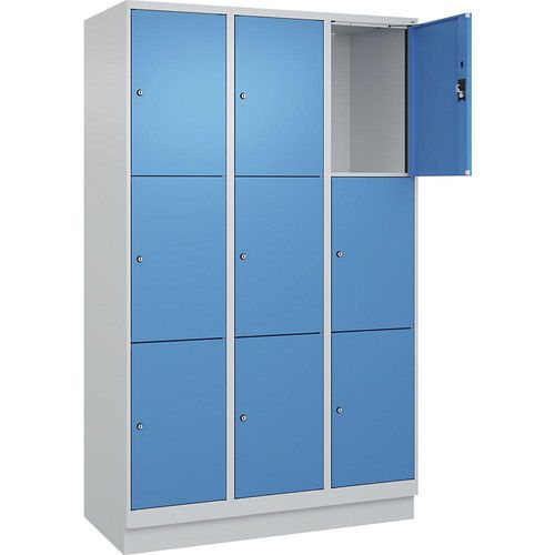 4068192026532 - 3er-Schließfachschrank Evolo PLUS 3 Abteile lichtgrau lichtblau B 1200 mm 9 Fächer mit Bodensockel Zylinderschloss 4068192026532 - 3er-Schließfachschrank Evolo PLUS 3 Abteile lichtgrau lichtblau B 1200 mm 9 Fächer mit Bodensockel Zylinderschloss