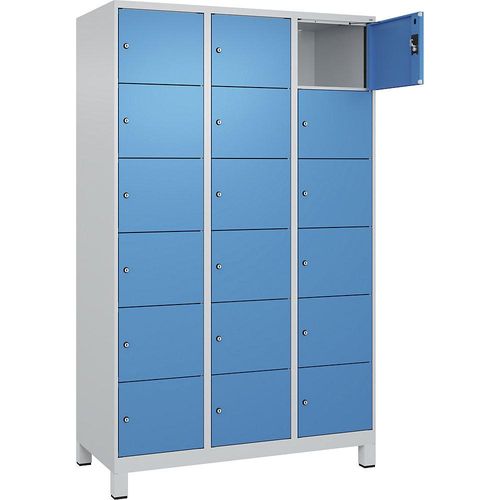 4068192017448 - 6er-Schließfachschrank Evolo PLUS 3 Abteile lichtgrau lichtblau B 1200 mm 18 Fächer mit breiten Füßen Zylinderschloss 4068192017448 - 6er-Schließfachschrank Evolo PLUS 3 Abteile lichtgrau lichtblau B 1200 mm 18 Fächer mit breiten Füßen Zylinderschloss