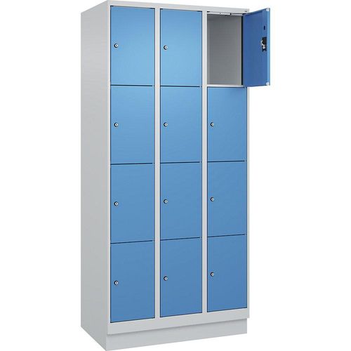 4068192025542 - 4er-Schließfachschrank Evolo PLUS 3 Abteile lichtgrau lichtblau B 900 mm 12 Fächer mit Bodensockel Zylinderschloss 4068192025542 - 4er-Schließfachschrank Evolo PLUS 3 Abteile lichtgrau lichtblau B 900 mm 12 Fächer mit Bodensockel Zylinderschloss