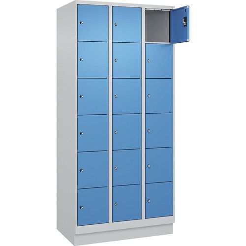 4068192026082 - 6er-Schließfachschrank Evolo PLUS 3 Abteile lichtgrau lichtblau B 900 mm 18 Fächer mit Bodensockel Zylinderschloss 4068192026082 - 6er-Schließfachschrank Evolo PLUS 3 Abteile lichtgrau lichtblau B 900 mm 18 Fächer mit Bodensockel Zylinderschloss