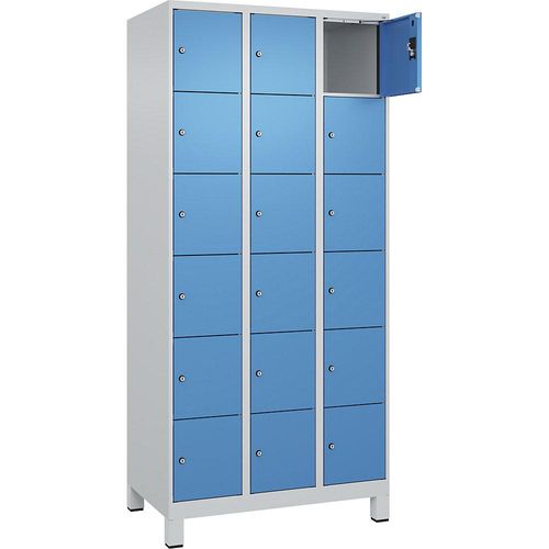 4068192016182 - 6er-Schließfachschrank Evolo PLUS 3 Abteile lichtgrau lichtblau B 900 mm 18 Fächer mit breiten Füßen Zylinderschloss 4068192016182 - 6er-Schließfachschrank Evolo PLUS 3 Abteile lichtgrau lichtblau B 900 mm 18 Fächer mit breiten Füßen Zylinderschloss