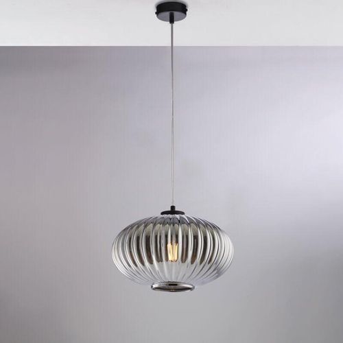 8057724580761 - Sospensione in ferro laccato nero con cavo elettrico regolabile e diffusore in vetro soffiato grigio specchiato con decoro rigatura in rilievo 1 luce