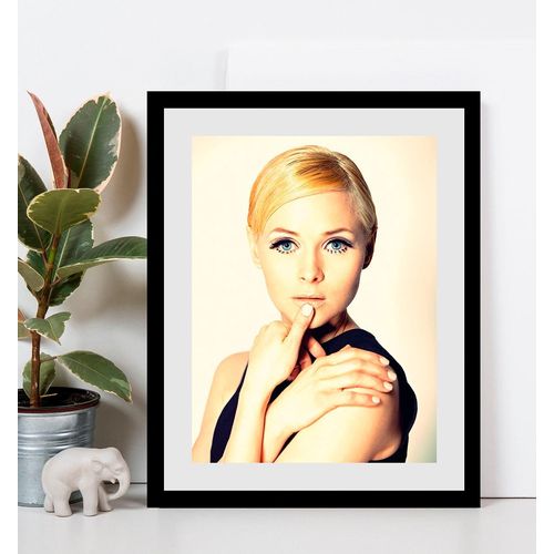 4049009831358 - Bild »Secilia« Frau-Bilder von Frauen-Art-Kunst-Fashion-Mode-Magazincover (1 St) HD Premium Poster-Druck inkl Holzrahmen