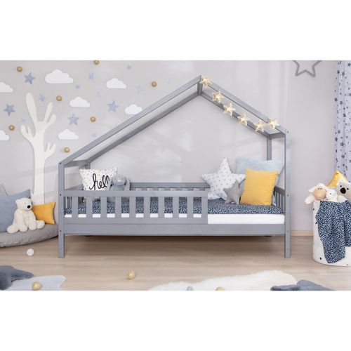 4251105973195 - TiCAA TiCAA Hausbett Bodenbett wandelbar mit asymmetrischem Dach Lou 90 100 120 140x200 cm für Jungen & Mädchen inkl Rolllattenrost & Rausfallschutz Montessori Bett aus Kiefer Massivholz 4251105973195 - TiCAA TiCAA Hausbett Bodenbett wandelbar mit asymmetrischem Dach Lou 90 100 120 140x200 cm für Jungen & Mädchen inkl Rolllattenrost & Rausfallschutz Montessori Bett aus Kiefer Massivholz