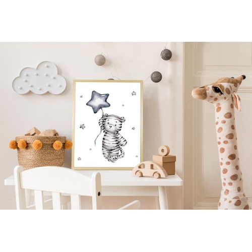 4067437120325 - Bild mit Rahmen QUEENCE Kleiner Tiger mit Ballon grau (farbe rahmen natur braun beige farbe bild(er) grau) B50cm H70cm T15cm Plexiglas Holz Bilder HD Premium Posterdruck mit Echtholzrahmen 4067437120325 - Bild mit Rahmen QUEENCE Kleiner Tiger mit Ballon grau (farbe rahmen natur braun beige farbe bild(er) grau) B50cm H70cm T15cm Plexiglas Holz Bilder HD Premium Posterdruck mit Echtholzrahmen