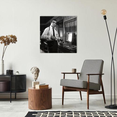 4067437105735 - Acrylglasbild »The Drink« Schwarz-Weiss-Mann-Stars-Foto-Film-Filmfiguren-Filmszene Fine Art-Print in Galeriequalität