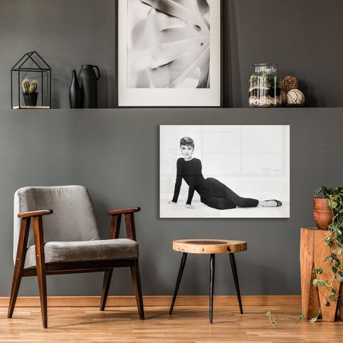 4067437105148 - Acrylglasbild QUEENCE Audrey Bilder Gr B H T 70 cm x 50 cm x 04 cm Schwarz-Weiß-Stars-Frau Querformat grau Acrylglasbilder Fine Art-Print in Galeriequalität