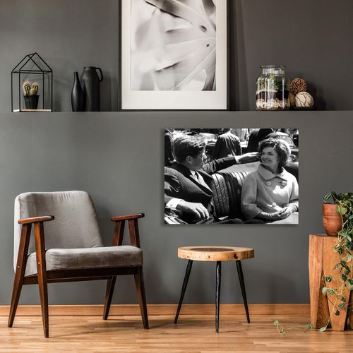 4067437106145 - Acrylglasbild QUEENCE John & Jackie grau Bilder B H T 90cm x 60cm x 04cm Schwarz-Weiß-Frau-Mann-Stars Querformat Acrylglas Fine Art-Print in Galeriequalität B90cm H60cm T04cm