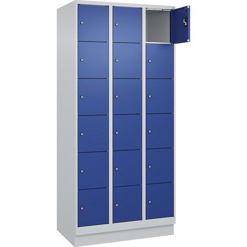 4068192026075 - 6er-Schließfachschrank Evolo PLUS 3 Abteile lichtgrau   enzianblau B 900 mm 18 Fächer mit Bodensockel Zylinderschloss kaiserkraft