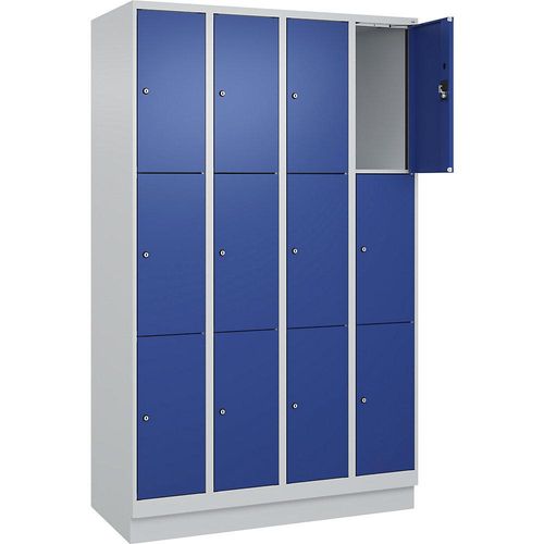 4068192027782 - 3er-Schließfachschrank Evolo PLUS 4 Abteile lichtgrau enzianblau B 1200 mm 12 Fächer mit Bodensockel Zylinderschloss kaiserkraft 4068192027782 - 3er-Schließfachschrank Evolo PLUS 4 Abteile lichtgrau enzianblau B 1200 mm 12 Fächer mit Bodensockel Zylinderschloss kaiserkraft