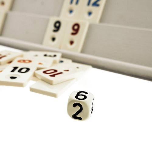 4255829544808 - Rummikub Brettspiel aus Plastik – Okey Rummy