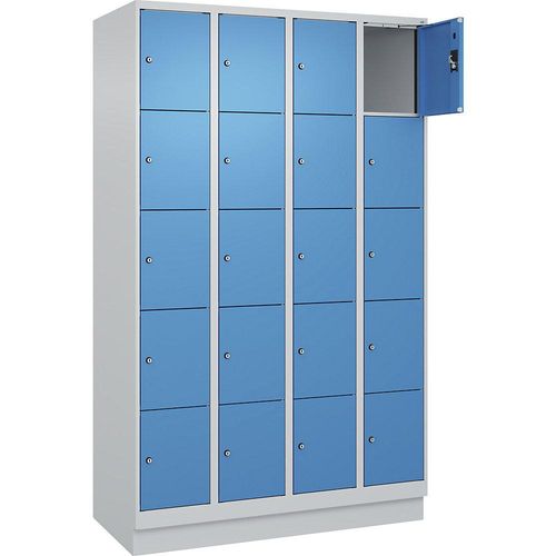 4068192028338 - 5er-Schließfachschrank Evolo PLUS 4 Abteile lichtgrau   lichtblau B 1200 mm 20 Fächer mit Bodensockel Zylinderschloss kaiserkraft