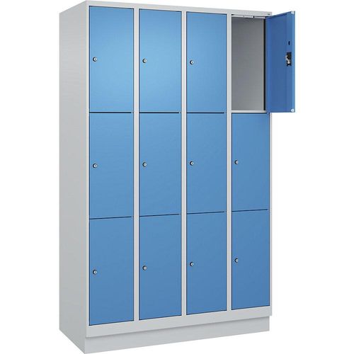 4068192027799 - 3er-Schließfachschrank Evolo PLUS 4 Abteile lichtgrau   lichtblau B 1200 mm 12 Fächer mit Bodensockel Zylinderschloss kaiserkraft