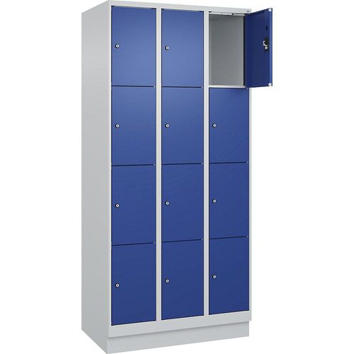 4068192025535 - 4er-Schließfachschrank Evolo PLUS 3 Abteile lichtgrau   enzianblau B 900 mm 12 Fächer mit Bodensockel Zylinderschloss kaiserkraft