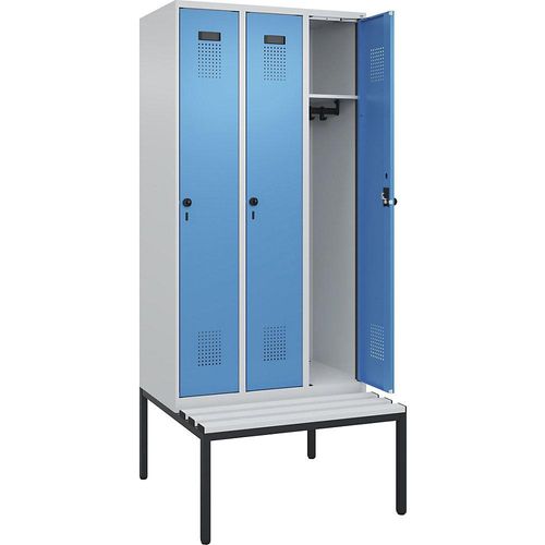 4068192358091 - Spind Evolo PLUS Sitzbank 3 Abteile lichtgrau   lichtblau B 900 mm Sicherheits-Drehriegel mit untergebauter Sitzbank Kunststoff kaiserkraft