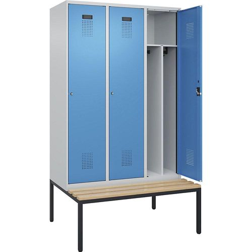 4068192263265 - Schwarz-Weiß-Spind Evolo PLUS Sitzbank schmal 3 Abteile Trennwand verkürzt lichtgrau   lichtblau B 1200 mm Zylinderschloss mit untergebauter Sitzbank Buche kaiserkraft