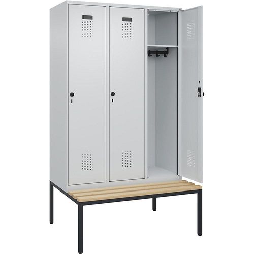 4068192196877 - Kleiderspind Evolo Plus 3 Abteile 400 mm Abteilbreite mit untergebauter Sitzbank B 1200 x T 815 x H 2120 mm Drehriegel lichtgrau lichtgrau 4068192196877 - Kleiderspind Evolo Plus 3 Abteile 400 mm Abteilbreite mit untergebauter Sitzbank B 1200 x T 815 x H 2120 mm Drehriegel lichtgrau lichtgrau