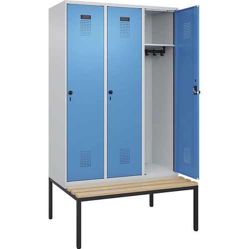 4068192156734 - Kleiderspind Evolo Plus 3 Abteile 400 mm Abteilbreite mit untergebauter Sitzbank B 1200 x T 815 x H 2120 mm Drehriegel lichtgrau lichtblau