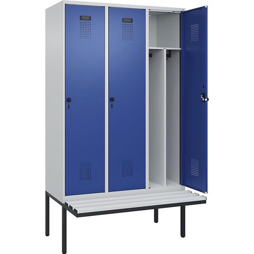 4068192357650 - Schwarz-Weiß-Spind Evolo PLUS Sitzbank schmal 3 Abteile Trennwand verkürzt lichtgrau   enzianblau B 1200 mm Sicherheits-Drehriegel mit auskragender Sitzbank Kunststoff kaiserkraft