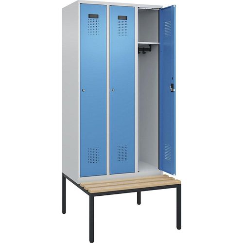 4068192262374 - Kleiderspind Evolo Plus 3 Abteile 300 mm Abteilbreite mit untergebauter Sitzbank B 900 x T 815 x H 2120 mm Zylinder lichtgrau lichtblau 4068192262374 - Kleiderspind Evolo Plus 3 Abteile 300 mm Abteilbreite mit untergebauter Sitzbank B 900 x T 815 x H 2120 mm Zylinder lichtgrau lichtblau