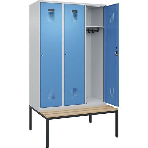 4068192262473 - Kleiderspind Evolo Plus 3 Abteile 400 mm Abteilbreite mit untergebauter Sitzbank B 1200 x T 815 x H 2120 mm Zylinder lichtgrau lichtblau