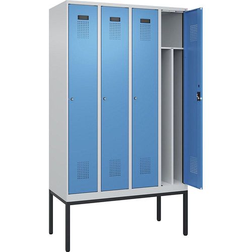 4068192263067 - Schwarz-Weiß-Spind Evolo PLUS schmal 4 Abteile Trennwand verkürzt lichtgrau lichtblau B 1200 mm mit schmalen Füßen Zylinderschloss kaiserkraft 4068192263067 - Schwarz-Weiß-Spind Evolo PLUS schmal 4 Abteile Trennwand verkürzt lichtgrau lichtblau B 1200 mm mit schmalen Füßen Zylinderschloss kaiserkraft