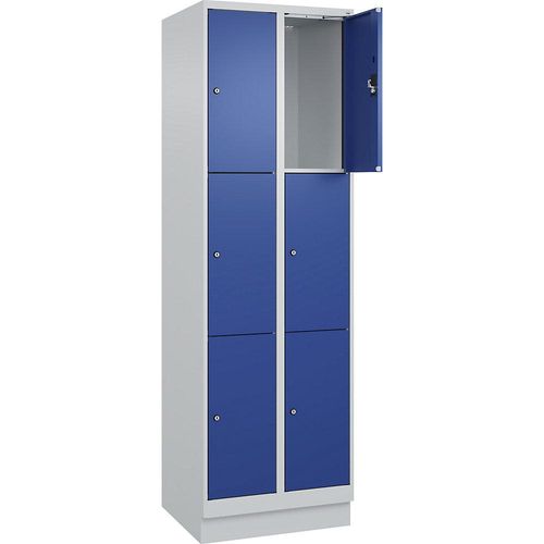 4068192022565 - 3er-Schließfachschrank Evolo PLUS 2 Abteile lichtgrau   enzianblau B 600 mm 6 Fächer mit Bodensockel Zylinderschloss kaiserkraft