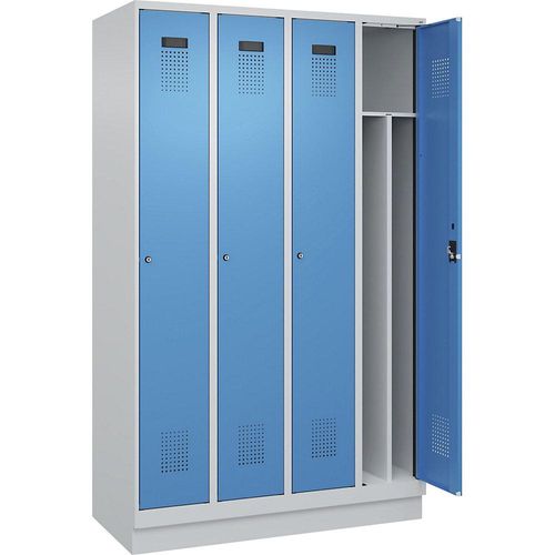 4067521975626 - Schwarz-Weiß-Spind Evolo PLUS schmal 4 Abteile Trennwand verkürzt lichtgrau lichtblau B 1200 mm mit Bodensockel Zylinderschloss kaiserkraft 4067521975626 - Schwarz-Weiß-Spind Evolo PLUS schmal 4 Abteile Trennwand verkürzt lichtgrau lichtblau B 1200 mm mit Bodensockel Zylinderschloss kaiserkraft