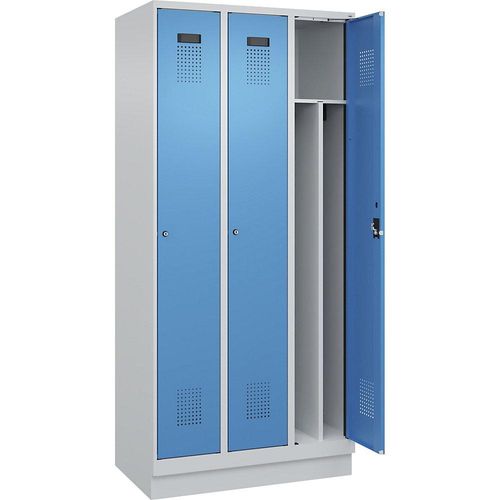 4067521975589 - Schwarz-Weiß-Spind Evolo PLUS schmal 3 Abteile Trennwand verkürzt lichtgrau lichtblau B 900 mm mit Bodensockel Zylinderschloss kaiserkraft 4067521975589 - Schwarz-Weiß-Spind Evolo PLUS schmal 3 Abteile Trennwand verkürzt lichtgrau lichtblau B 900 mm mit Bodensockel Zylinderschloss kaiserkraft