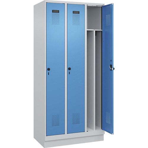 4067521933435 - Schwarz-Weiß-Spind Evolo PLUS schmal 3 Abteile Trennwand verkürzt lichtgrau   lichtblau B 900 mm mit Bodensockel Sicherheits-Drehriegel kaiserkraft