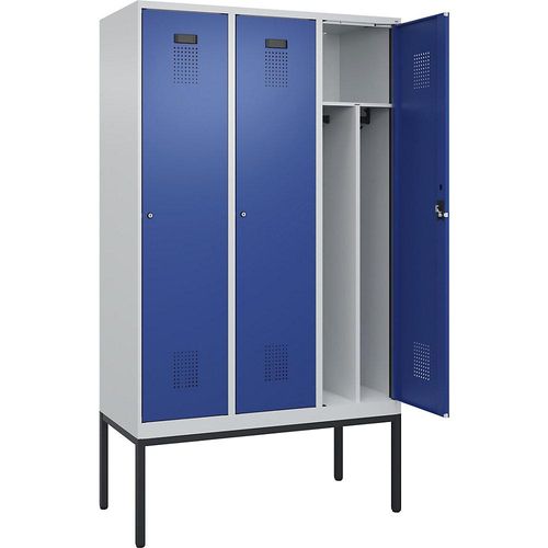 4068192261797 - Schwarz-Weiß-Spind Evolo PLUS schmal 3 Abteile Trennwand verkürzt lichtgrau enzianblau B 1200 mm mit schmalen Füßen Zylinderschloss kaiserkraft 4068192261797 - Schwarz-Weiß-Spind Evolo PLUS schmal 3 Abteile Trennwand verkürzt lichtgrau enzianblau B 1200 mm mit schmalen Füßen Zylinderschloss kaiserkraft