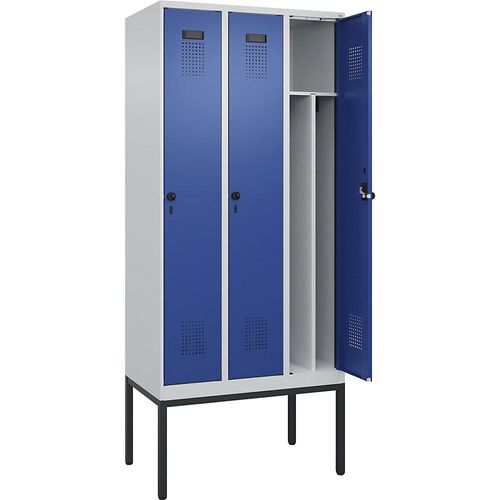 4068192155942 - Schwarz-Weiß-Spind Evolo PLUS schmal 3 Abteile Trennwand verkürzt lichtgrau   enzianblau B 900 mm mit schmalen Füßen Sicherheits-Drehriegel kaiserkraft