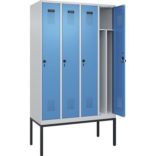 4068192157304 - Schwarz-Weiß-Spind Evolo PLUS schmal 4 Abteile Trennwand verkürzt lichtgrau lichtblau B 1200 mm mit schmalen Füßen Sicherheits-Drehriegel kaiserkraft 4068192157304 - Schwarz-Weiß-Spind Evolo PLUS schmal 4 Abteile Trennwand verkürzt lichtgrau lichtblau B 1200 mm mit schmalen Füßen Sicherheits-Drehriegel kaiserkraft