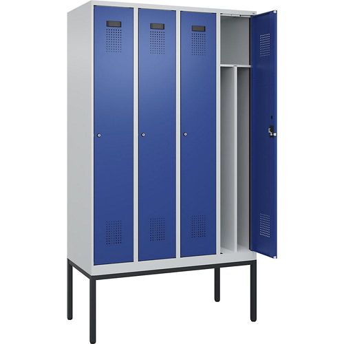 4068192261759 - Schwarz-Weiß-Spind Evolo PLUS schmal 4 Abteile Trennwand verkürzt lichtgrau enzianblau B 1200 mm mit schmalen Füßen Zylinderschloss kaiserkraft 4068192261759 - Schwarz-Weiß-Spind Evolo PLUS schmal 4 Abteile Trennwand verkürzt lichtgrau enzianblau B 1200 mm mit schmalen Füßen Zylinderschloss kaiserkraft