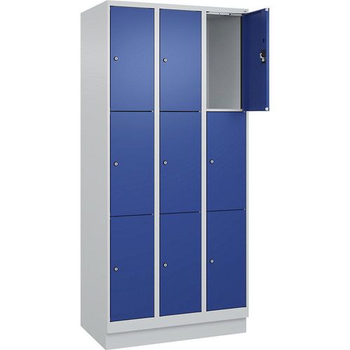 4068192025269 - 3er-Schließfachschrank Evolo PLUS 3 Abteile lichtgrau enzianblau B 900 mm 9 Fächer mit Bodensockel Zylinderschloss kaiserkraft 4068192025269 - 3er-Schließfachschrank Evolo PLUS 3 Abteile lichtgrau enzianblau B 900 mm 9 Fächer mit Bodensockel Zylinderschloss kaiserkraft