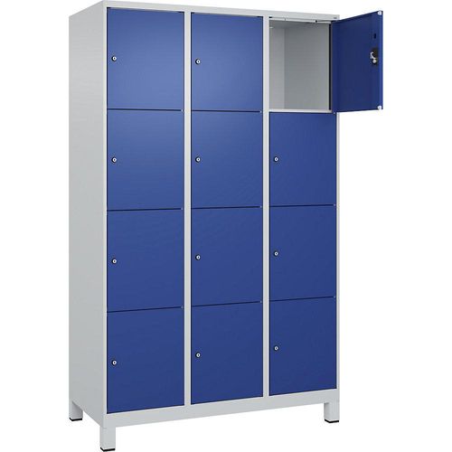 4068192016892 - 4er-Schließfachschrank Evolo PLUS 3 Abteile lichtgrau enzianblau B 1200 mm 12 Fächer mit breiten Füßen Zylinderschloss kaiserkraft 4068192016892 - 4er-Schließfachschrank Evolo PLUS 3 Abteile lichtgrau enzianblau B 1200 mm 12 Fächer mit breiten Füßen Zylinderschloss kaiserkraft